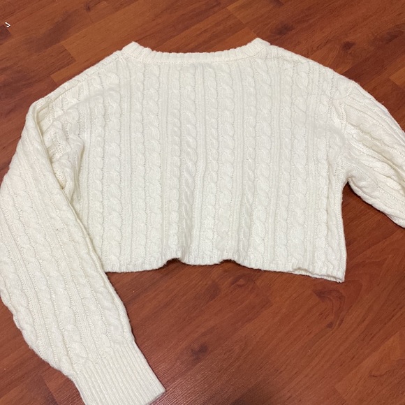 Slightly cropped cable knit sweater - Picture 2 of 2